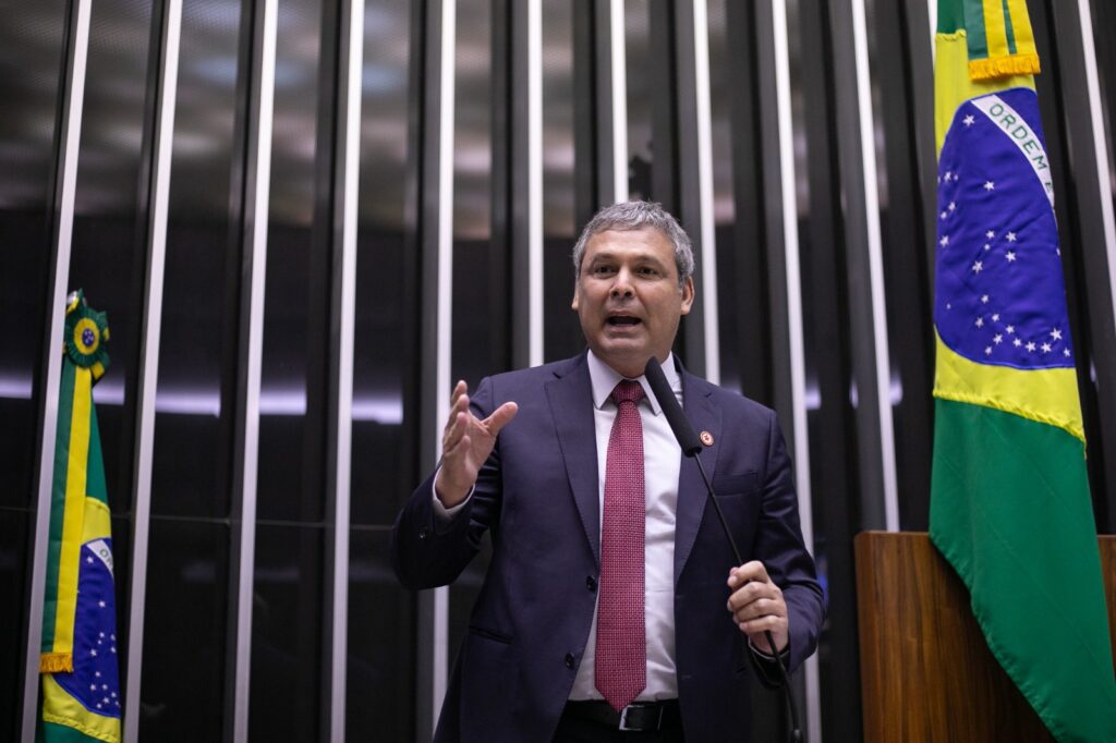 Lindbergh defende cadeia para Bolsonaro e outros golpistas que serão julgados pelo STF Lindbergh defende cadeia para Bolsonaro e outros golpistas que serão julgados pelo STF