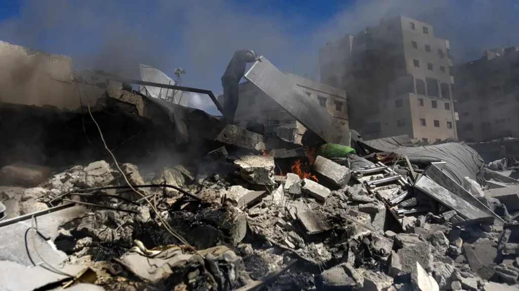 Ataques de Israel em Gaza deixam mais de 700 mortos após ‘aviso final’ Ataques de Israel em Gaza deixam mais de 700 mortos após ‘aviso final’