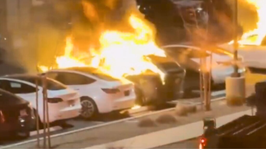 Acostumado a atacar, Musk vê Tesla sendo depredada e em queda no mercado