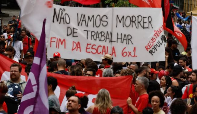 Um corpo jovem, negro e feminino: pesquisa mostra quem trabalha na escala 6×1