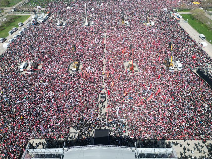 Multidão protesta em Istambul contra prisão de prefeito da oposição