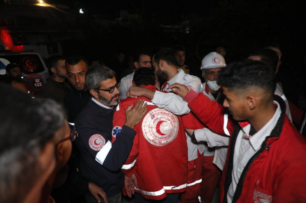 Corpos de médicos e socorristas mortos por Israel são encontrados