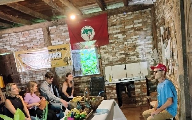 Fórum Gaúcho de Combate aos Impactos dos Agrotóxicos visita agrofloresta em Nova Santa Rita, no RS