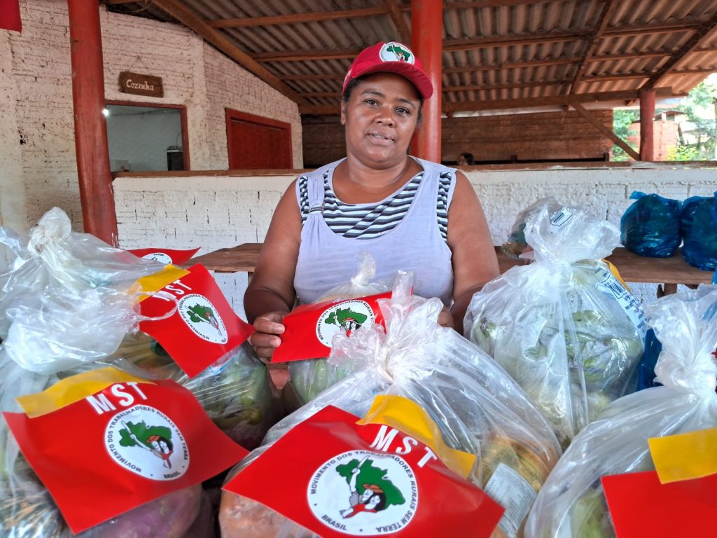 Mulheres do MST preparam doação de alimentos ao povo Ava Guarani, em Guaíra (PR) Mulheres do MST preparam doação de alimentos ao povo Ava Guarani, em Guaíra (PR)
