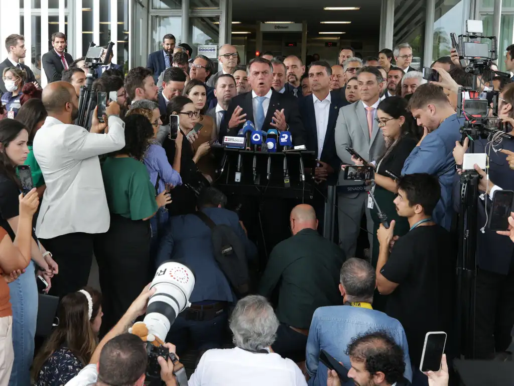 Após virar réu, Bolsonaro se diz perseguido e nega decreto de golpe de Estado