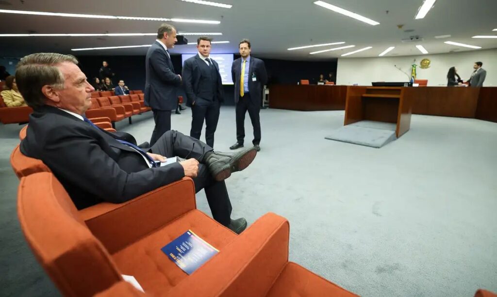 Bolsonaro volta a atacar STF após virar réu e fala em novo ato pela anistia