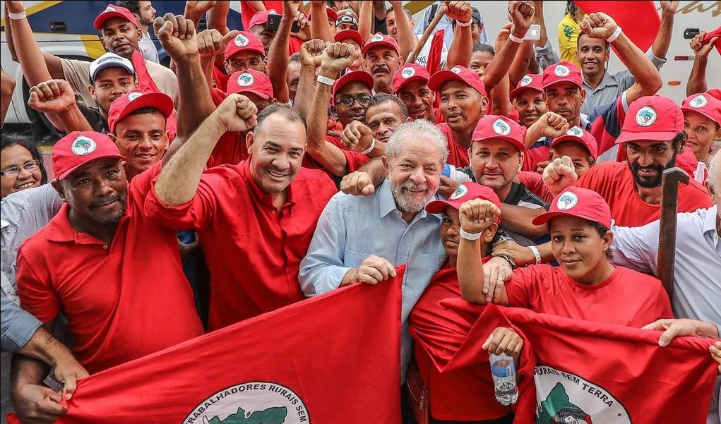 Lula participa de ato em defesa da reforma agrária no Sul de Minas Lula participa de ato em defesa da reforma agrária no Sul de Minas