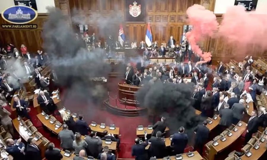 Sérvia: oposição usa bombas de gás e sinalizadores para interromper sessão no Parlamento