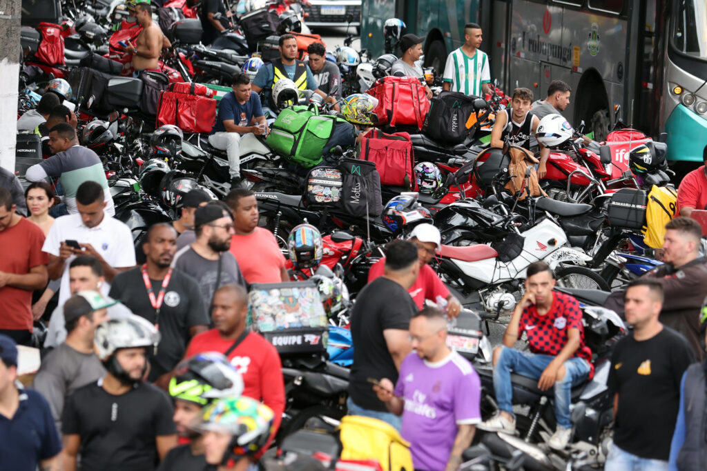 Juventude brasileira navega nas redes entre a precarização trabalhista e a revolução