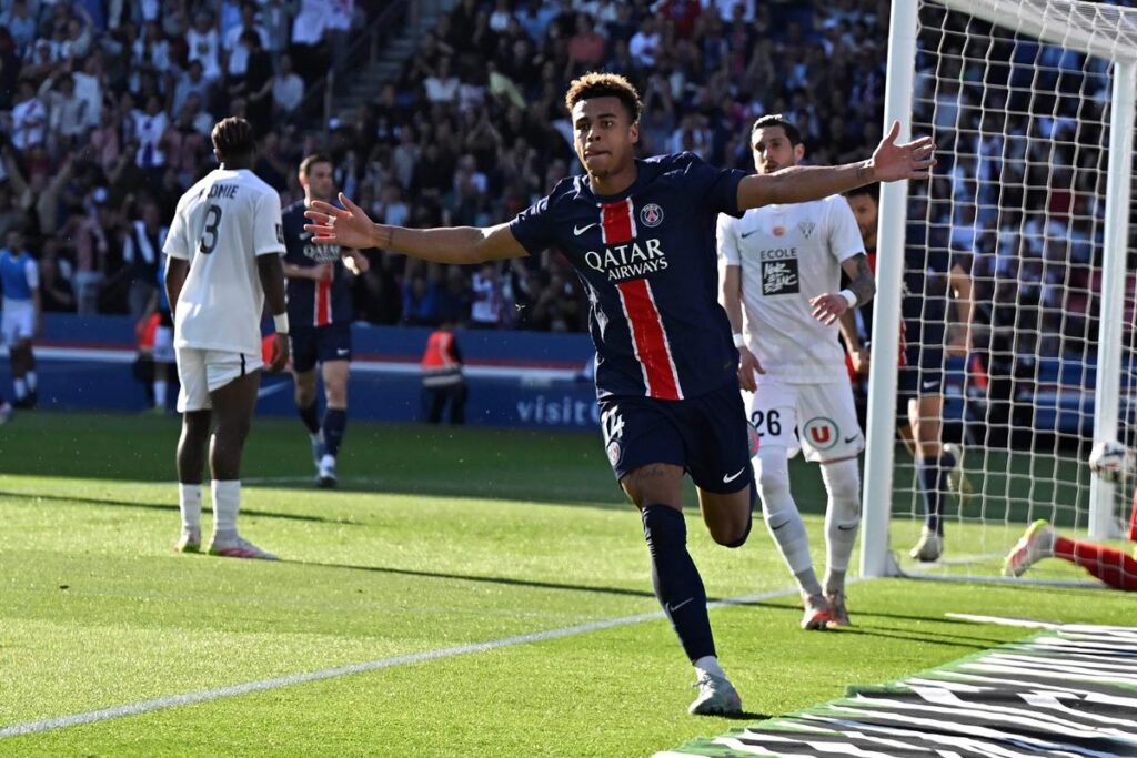 PSG é campeão invicto com 6 rodadas de antecedência PSG é campeão invicto com 6 rodadas de antecedência