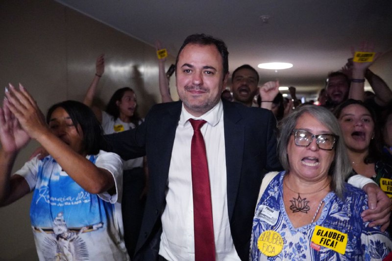 Mobilização popular e greve de fome forçam recuo da perseguição do Centrão a Glauber Braga