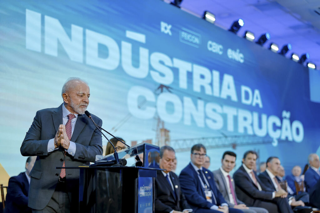 Lula pede auxílio da indústria para superar déficit habitacional