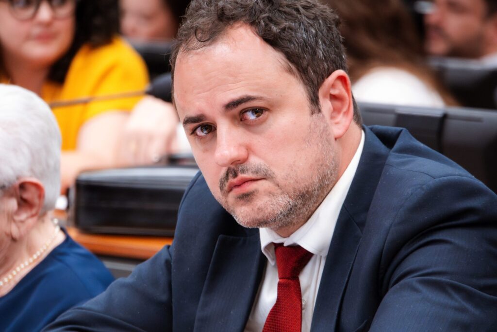 Comissão da Câmara avança na perseguição política ao deputado Glauber Braga