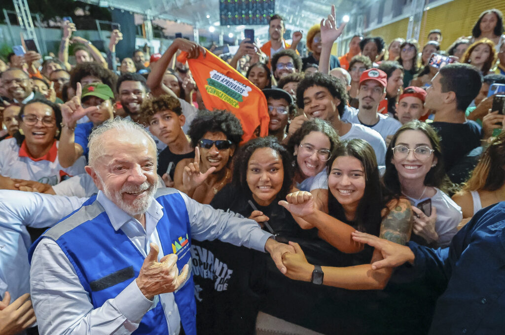 Estudar é a única saída para garantir a realização de sonhos, diz Lula Estudar é a única saída para garantir a realização de sonhos, diz Lula