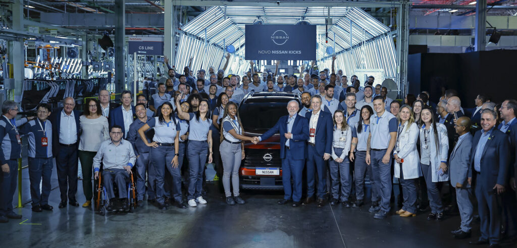 Com Lula, Nissan lança novo modelo de carro e 400 vagas de emprego