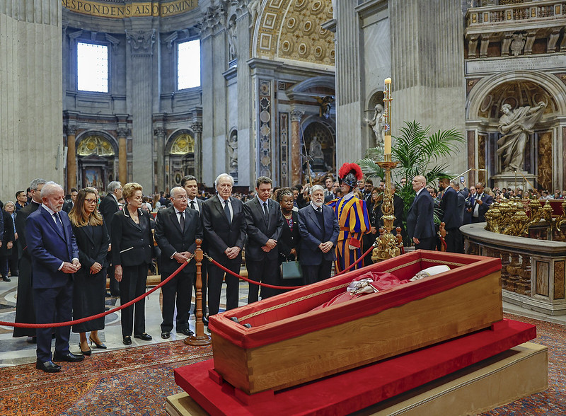 Lula e Dilma vão ao velório do papa Francisco no Vaticano, que terminou nesta sexta