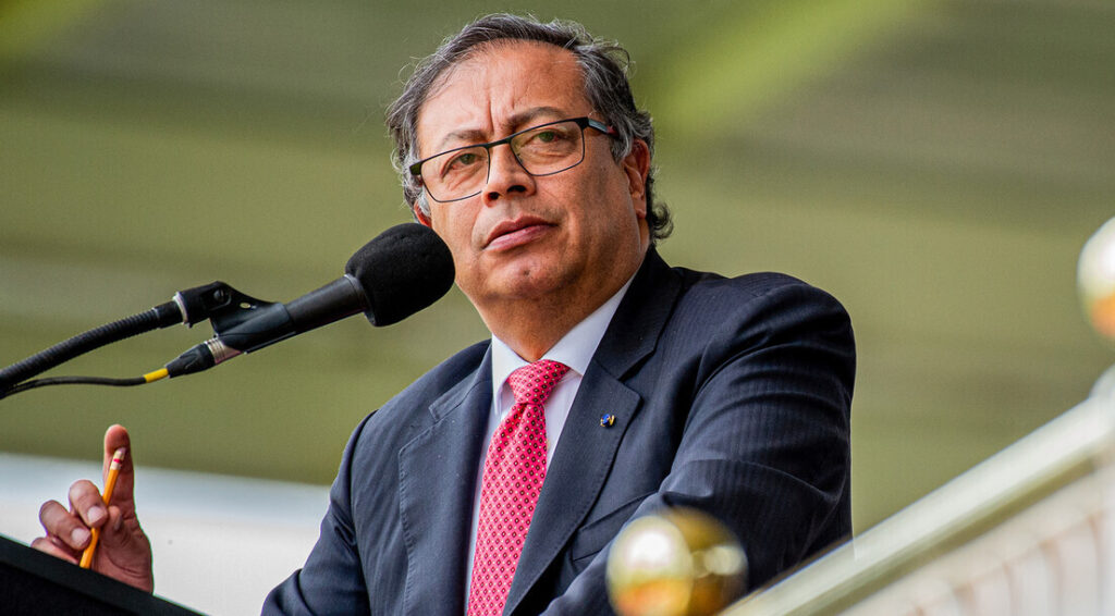 Acuado, Petro faz sua grande aposta