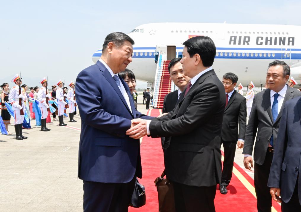 China e Vietnã assinam acordos em visita marcada por crítica ao protecionismo