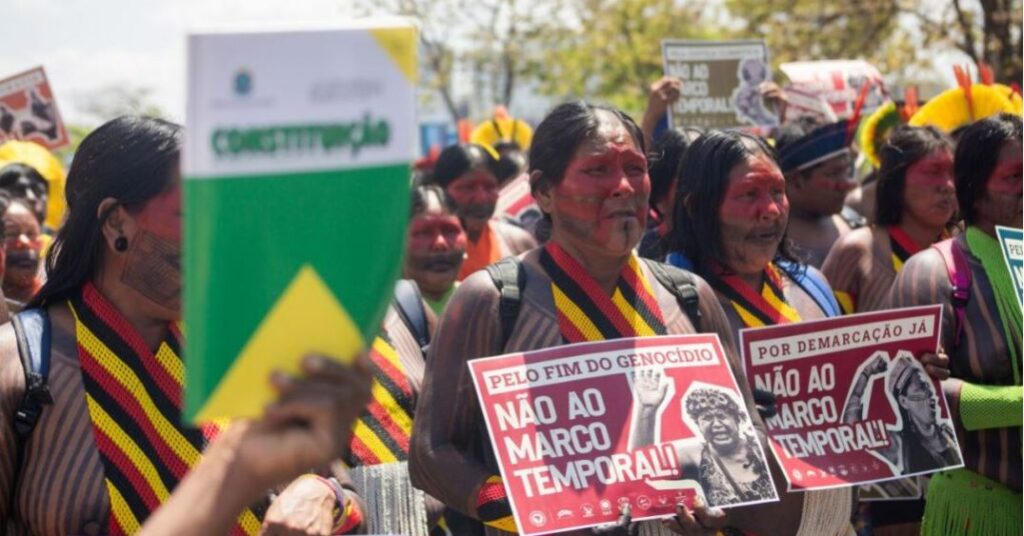 Povos indígenas ocupam as ruas de Brasília em defesa da Constituição Povos indígenas ocupam as ruas de Brasília em defesa da Constituição