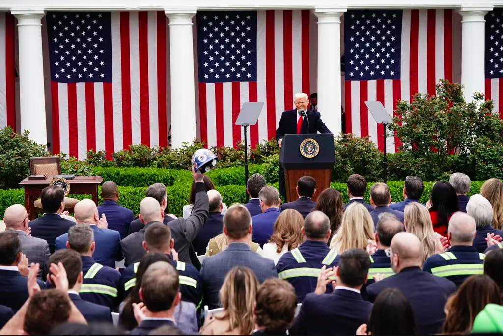 Tarifaço de Trump gera guerra comercial e ameaça economia global