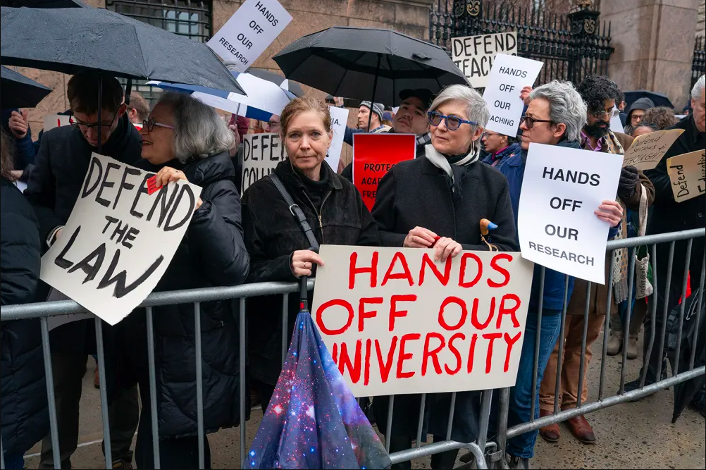 Cortes de Trump contra universidades revelam ofensiva autoritária sem precedentes