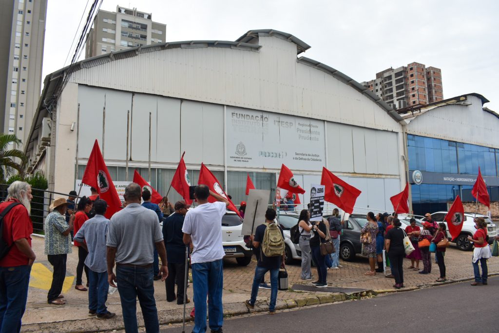 MST faz ato em frente ao escritório do Itesp em Presidente Prudente-SP