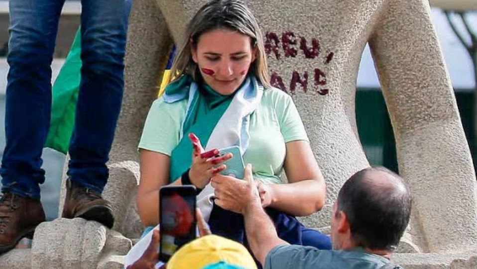 STF forma maioria para condenar Débora, que pixou estátua, a 14 anos de prisão