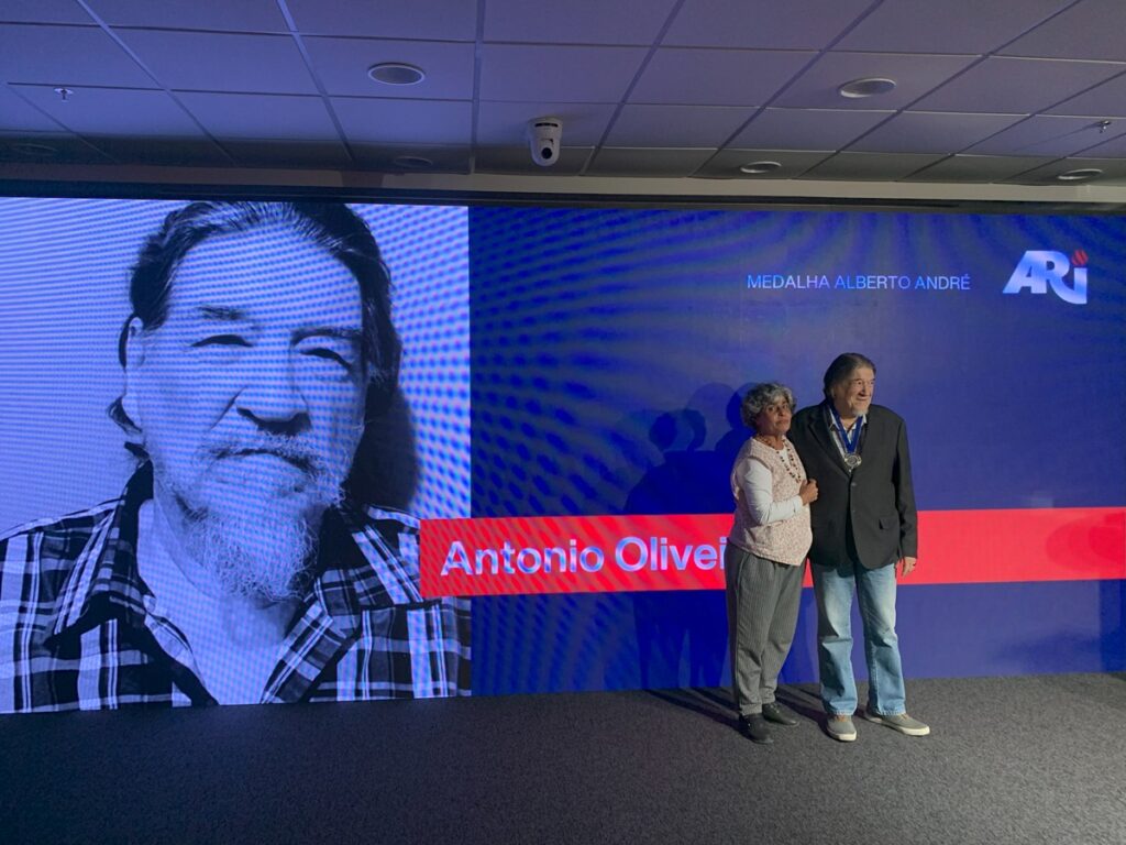 Associação Riograndense de Imprensa presta homenagem a comunicadores gaúchos no Dia do Jornalista