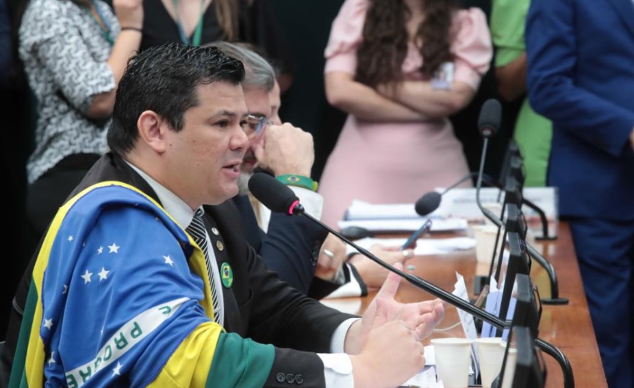 AGU aciona PF e PGR contra deputado bolsonarista que pede morte de Lula  
