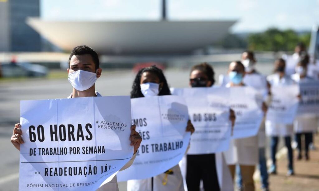 Trabalhadores da saúde recém-formados sofrem com a exploração Trabalhadores da saúde recém-formados sofrem com a exploração