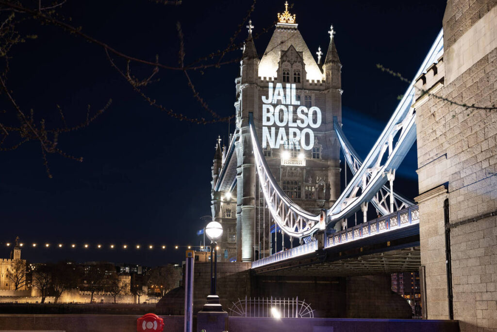 Projeção em Londres pede prisão de Bolsonaro e reforça pressão internacional