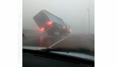 Caminhão tombado e trens parados: Com temporal, Porto Alegre tem fim de tarde caótico