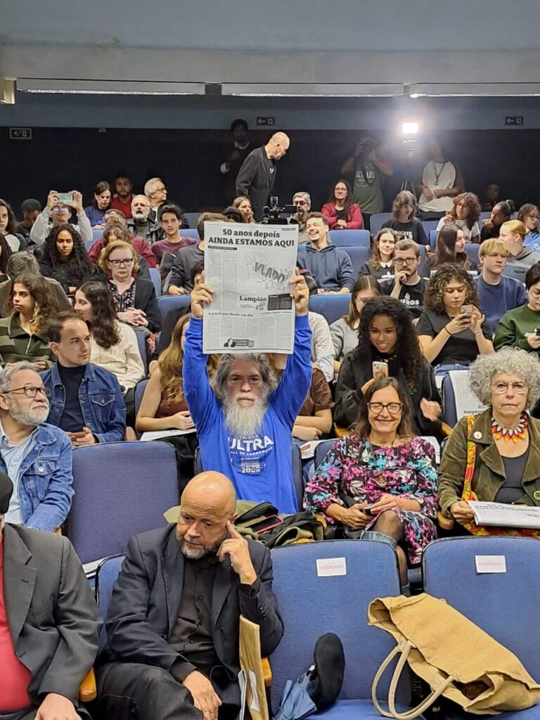 Estudantes de comunicação da Ufrgs fazem cerimônia para homenagear a memória de Vladimir Herzog