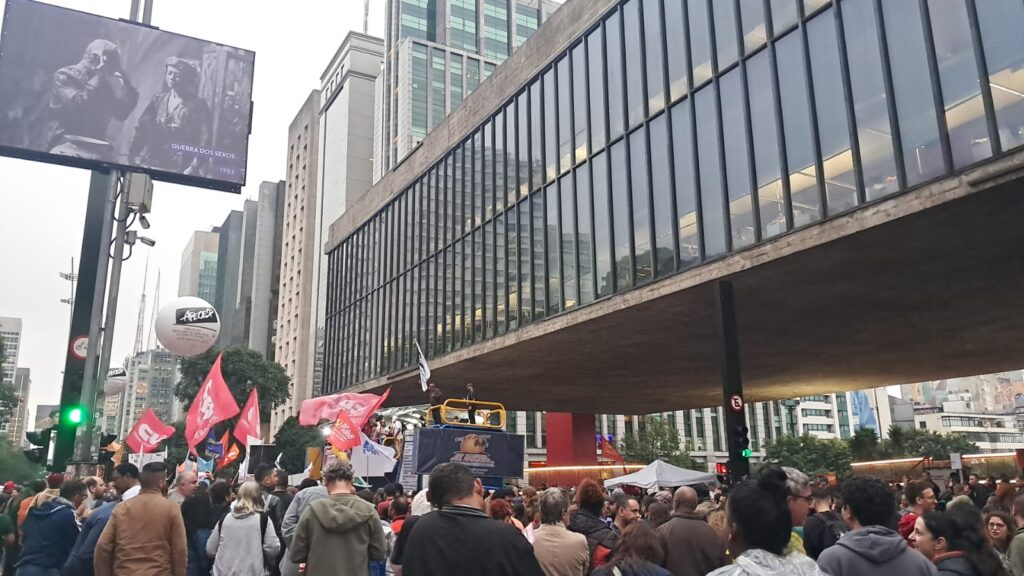 Assembleia de professores da rede estadual de SP aprova estado de greve; aulas estão mantidas até dia 9