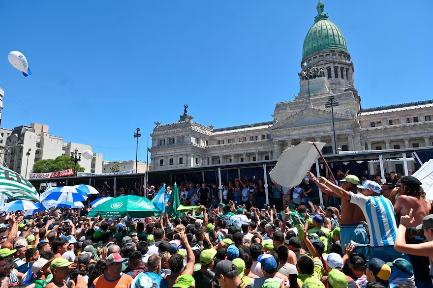 Milei enfrenta terceira greve geral em meio a cortes e repressão