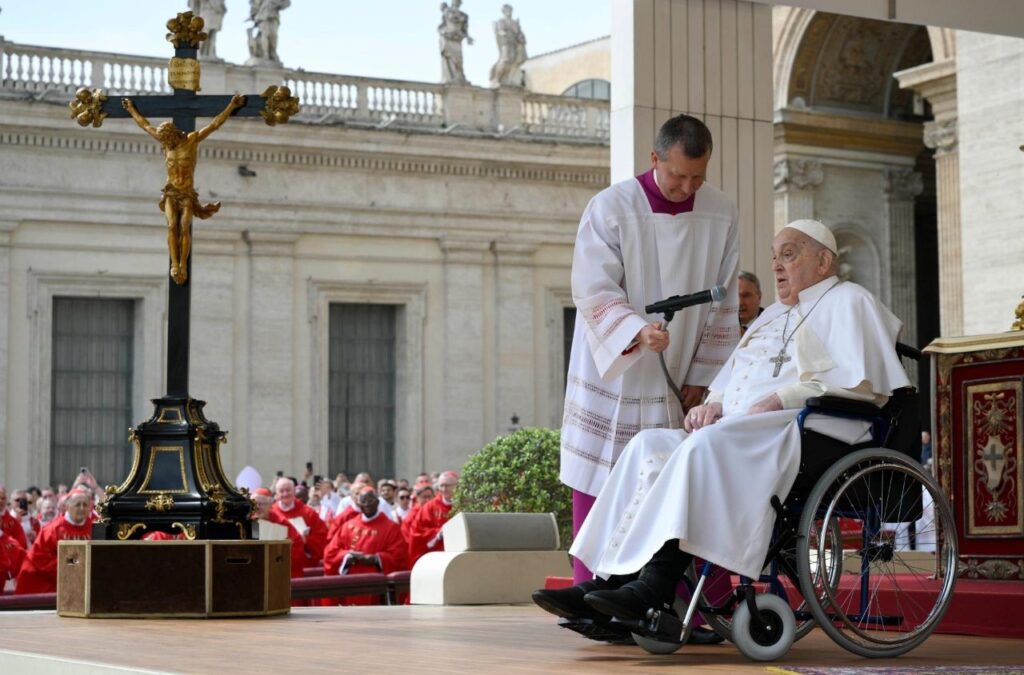 Papa Francisco aparece de surpresa no Domingo de Ramos no Vaticano