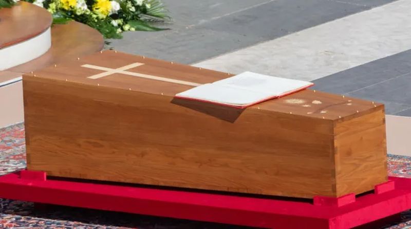 Corpo do papa Francisco é sepultado em cerimônia privada Corpo do papa Francisco é sepultado em cerimônia privada