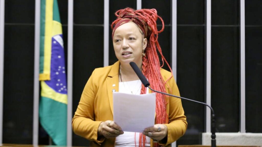 Câmara aprova aumento de pena para injúria racial contra mulheres e idosos Câmara aprova aumento de pena para injúria racial contra mulheres e idosos