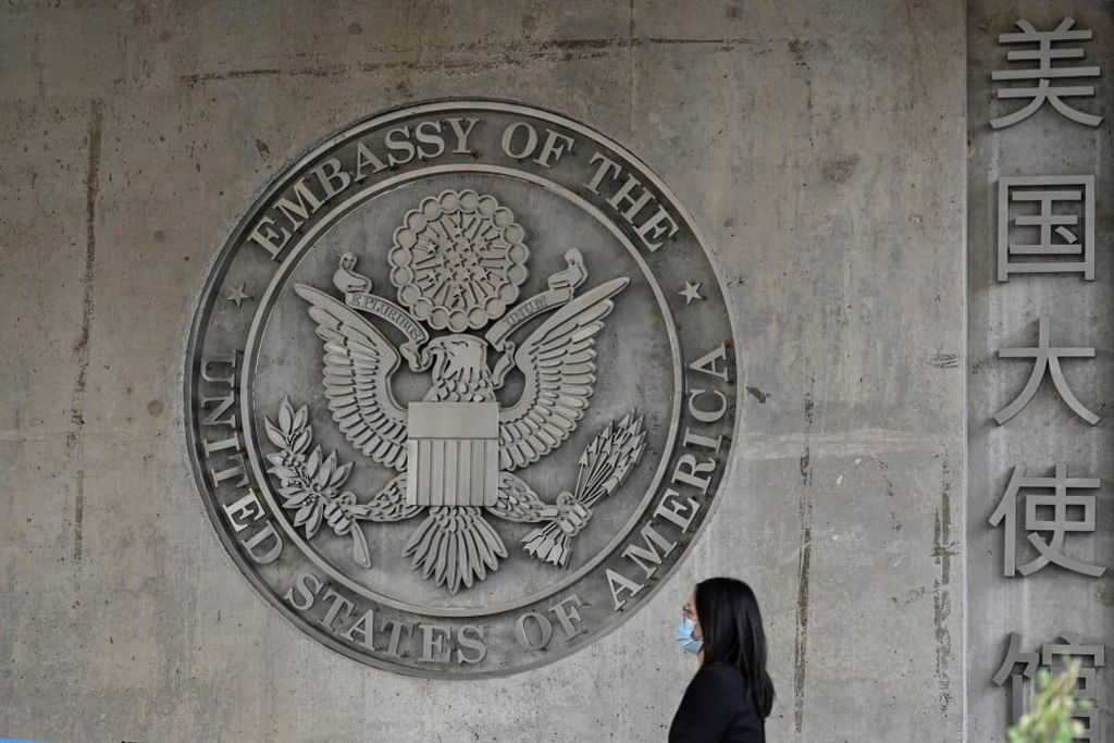 EUA proíbem diplomatas na China de ‘envolvimentos românticos ou sexuais’ com pessoas locais EUA proíbem diplomatas na China de ‘envolvimentos românticos ou sexuais’ com pessoas locais