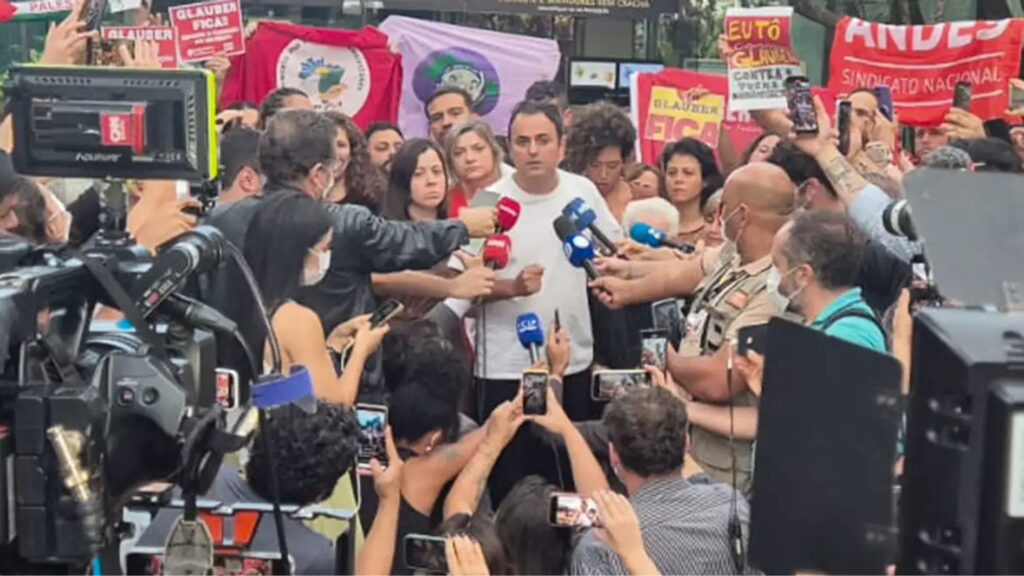 Glauber Braga termina greve de fome após acordo com presidente da Câmara