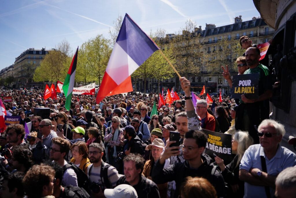 Condenação de Marine Le Pen gera protestos a favor e contra a Justiça na França