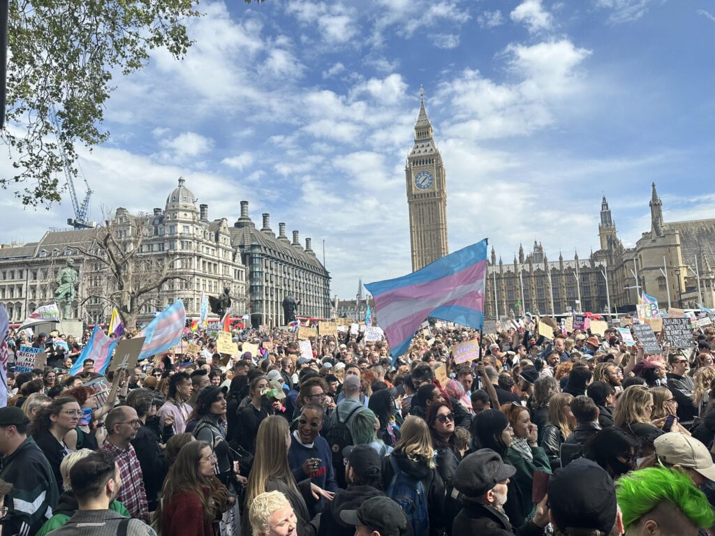 Londres: milhares protestam pelos direitos de pessoas trans após decisão judicial Londres: milhares protestam pelos direitos de pessoas trans após decisão judicial