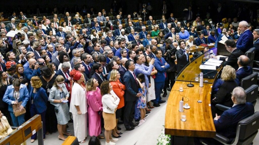 Fim de reserva de 30% para mulheres é regressão de décadas, diz Oxfam