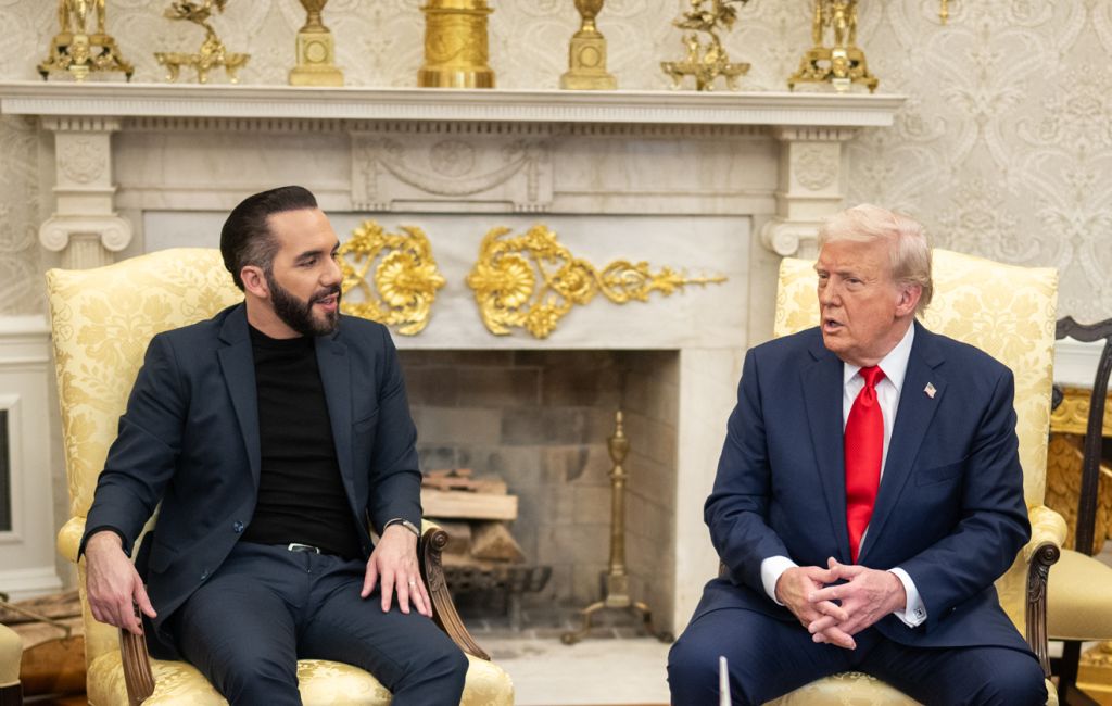 Trump sela acordo com Bukele para ampliar política de deportações massivas Trump sela acordo com Bukele para ampliar política de deportações massivas