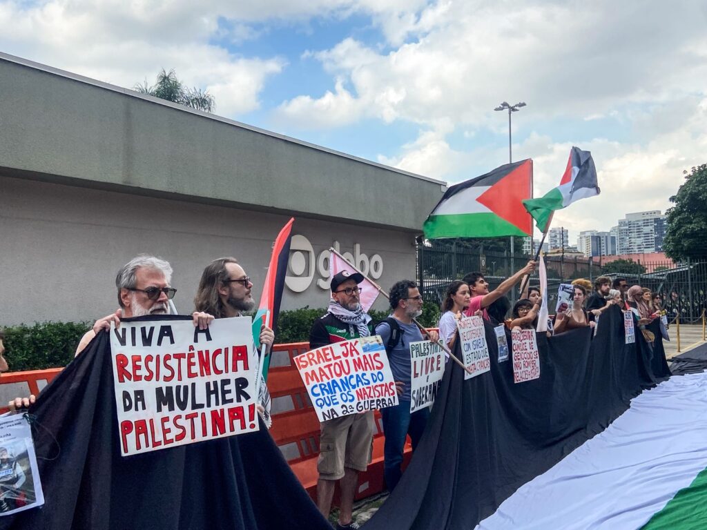 Em frente à Globo, manifestantes pedem fim do genocídio em Gaza Em frente à Globo, manifestantes pedem fim do genocídio em Gaza