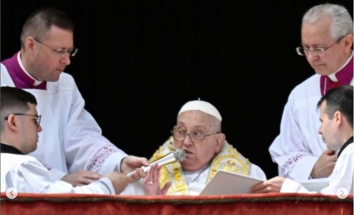 Papa Francisco aparece para benção de Páscoa