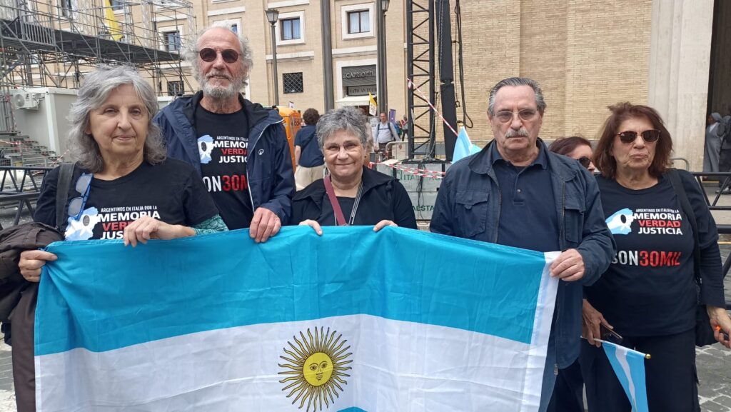 Exilados da ditadura argentina se despedem de Francisco: ‘sentimos unidos a ele’