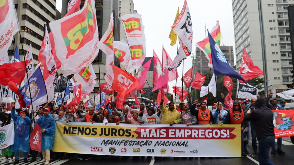 Centrais Sindicais promovem ato contra a alta dos juros