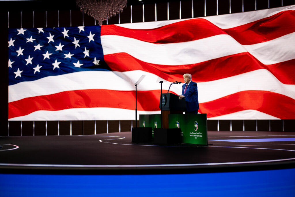 Trump sugere ‘zona de liberdade’ em Gaza enquanto bombas israelenses matam mais de 100