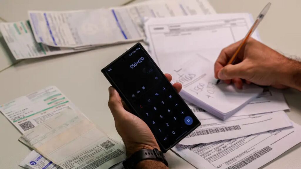 Quase metade dos brasileiros adultos está endividada, aponta Serasa